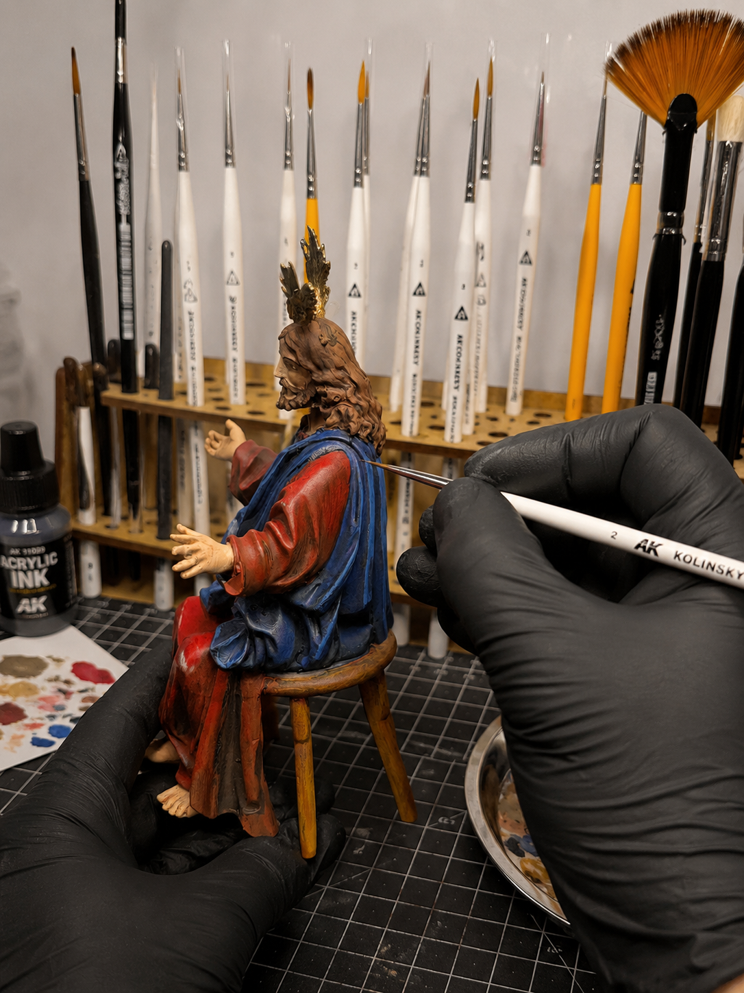 Pintando figura cofrade a mano